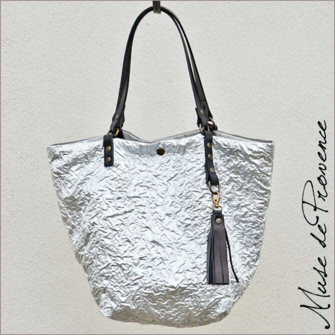 Sac cabas argenté en tissu métallise de haute couture Sac à main avec pompon cuir Sac haut de gamme aux belles finitions sac cabas chic et minimaliste pur tous les jours Sac cabas réversible à double face Sac cabas femme made in France