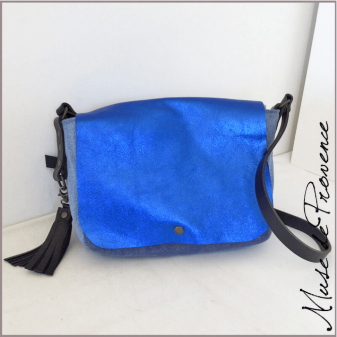 sac besace en cuir métallisé bleu