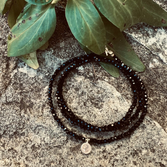 Un bijou unique et minimaliste en cristal noir pour porter en bracelet multitour