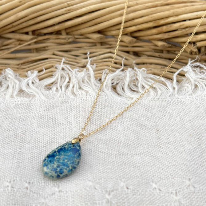 Collier pièce unique en chaine doré et pierre fine de jaspe ocean bleu