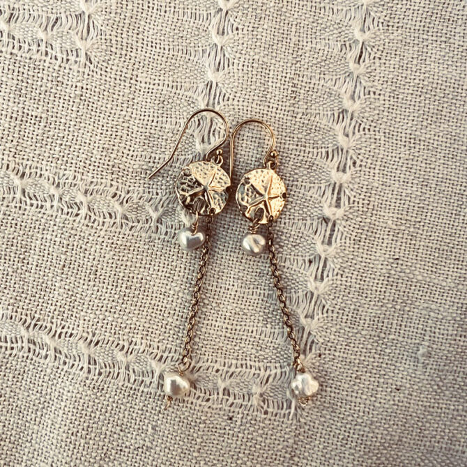 Boucles d'oreilles de créatrice argent doré et perles d'eau douce.